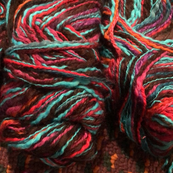 4. skeins 3 ply jewel tone yarn - Picture 3 of 11